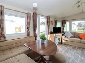 Fireplace, DVD player - 46 Foxburrow Hang (Great Yarmouth)