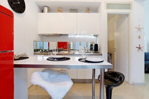 Fridge, stovetop, coffee/tea maker, electric kettle - Il piccolo sole Marina di Carrara – Cozy Apartment with Terrace near the Beach (Marina di Carrara)