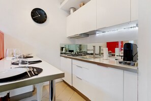 Réfrigérateur, plaque de cuisson, cafetiÚre/bouilloire