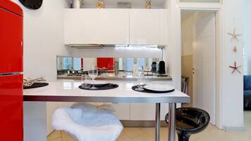 Refrigerador, parrilla de estufa, cafetera y tetera y tetera eléctrica