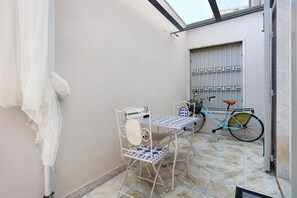 Outdoor dining - Il piccolo sole Marina di Carrara – Cozy Apartment with Terrace near the Beach (Marina di Carrara)