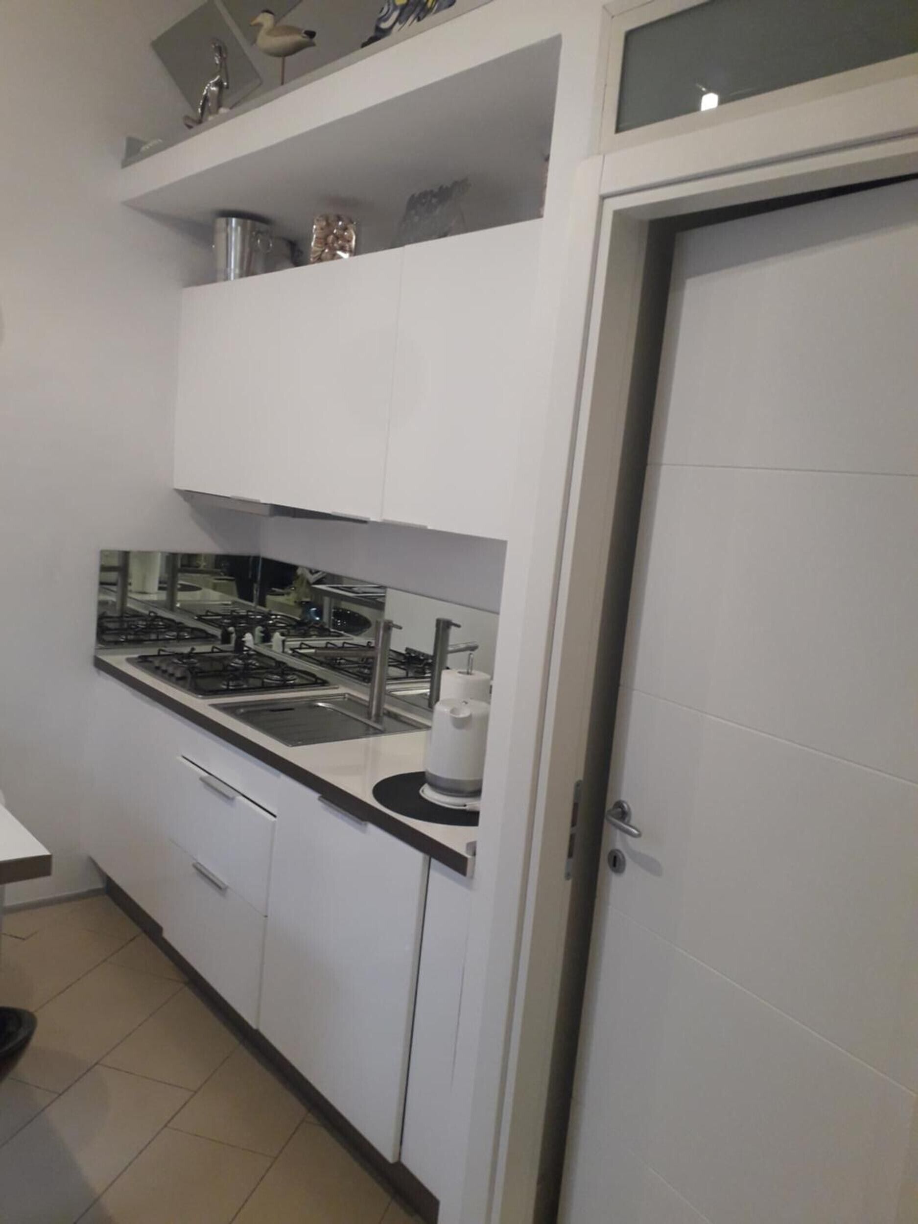 Køleskab, kogeplade, kaffe-/temaskine, elkedel