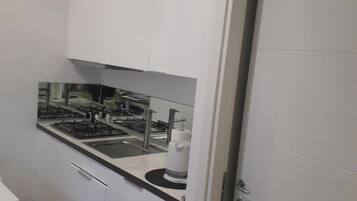 Frigorifero, piano cottura, macchina per tè/caffè, bollitore elettrico