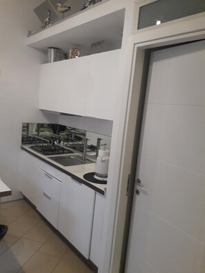 Køleskab, kogeplade, kaffe-/temaskine, elkedel