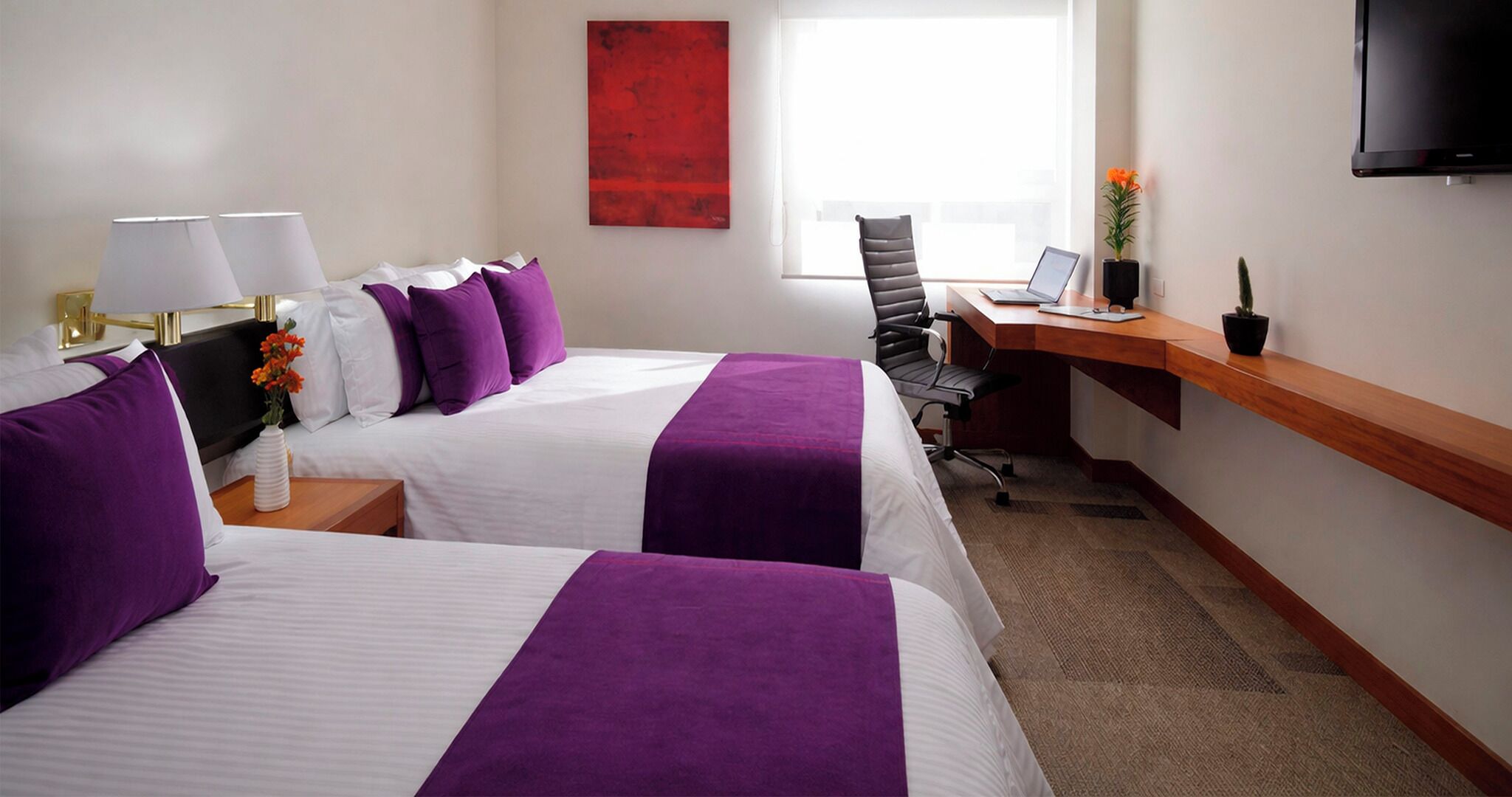 Classic-herbergi með tvíbreiðu rúmi | Rúmföt af bestu gerð, rúm með „pillowtop“-dýnum, skrifborð