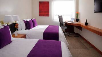 Habitación doble clásica | Ropa de cama de alta calidad, camas con pillow-top y escritorio