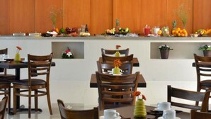 A modern dining area with wooden paneling, a fruit display, and a clean, contemporary design. - Hotel Lois Express Monterrey Aeropuerto La Fe (Apodaca)