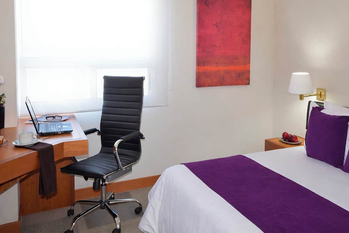 Chambre classique | Literie de qualité, lit avec matelas à plateau-coussin, bureau