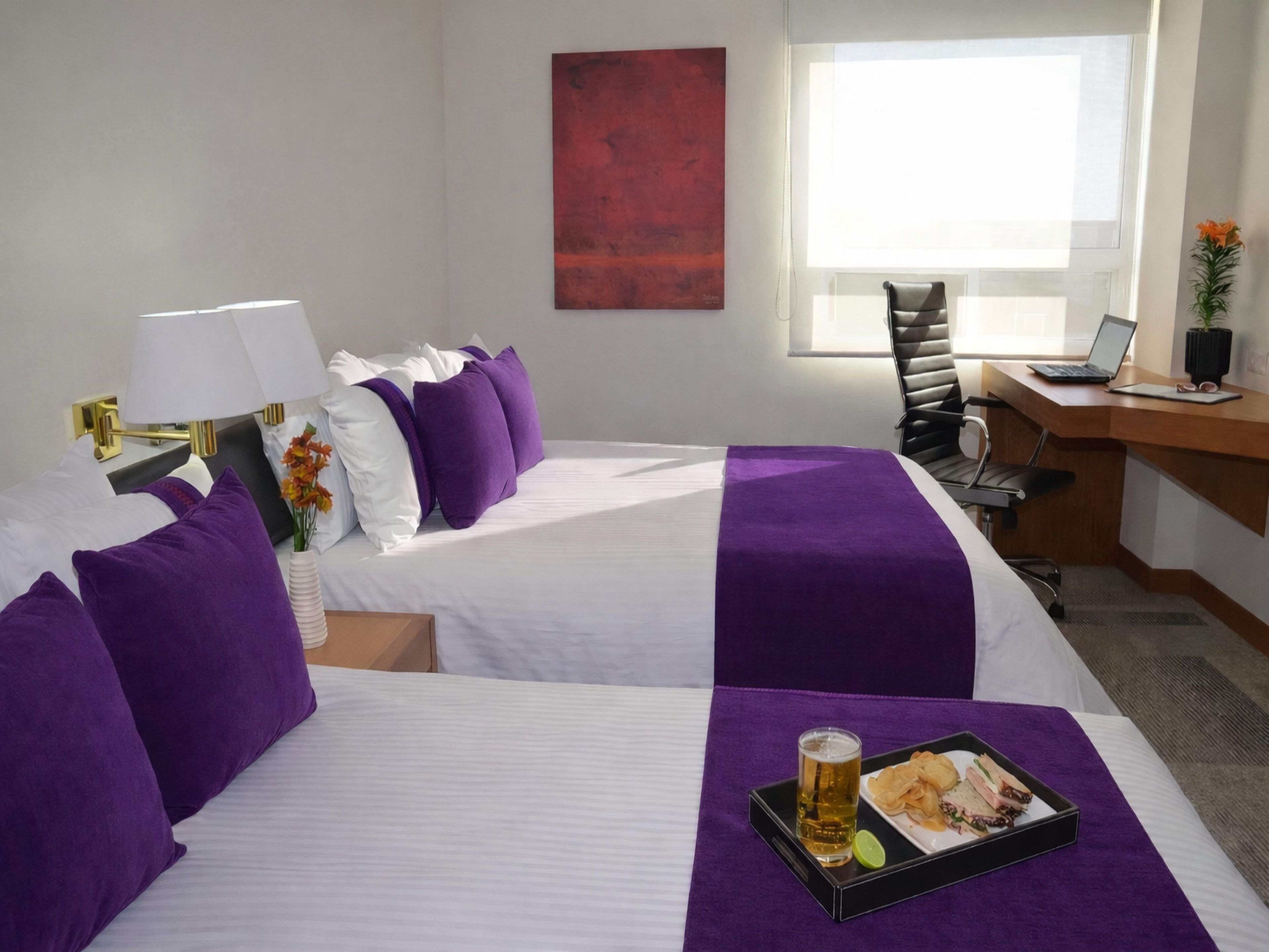 Roupas de cama premium, camas com colchões pillow-top, escrivaninha