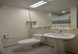 Shower, towels, soap, shampoo - Hotel Lois Express Monterrey Aeropuerto La Fe (Apodaca)
