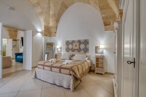 Een strijkplank/strijkijzer, wifi, beddengoed