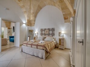 Tabla de planchar con plancha, wifi, ropa de cama