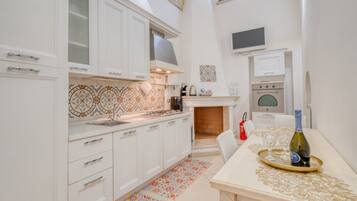 Fridge, oven, stovetop, dishwasher