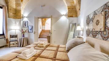 Planxa i posts de planxar, wifi i roba de llit