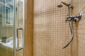 Een douche, een haardroger, handdoeken