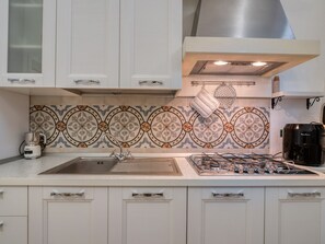 Frigorífico, horno, placa de cocina y lavavajillas