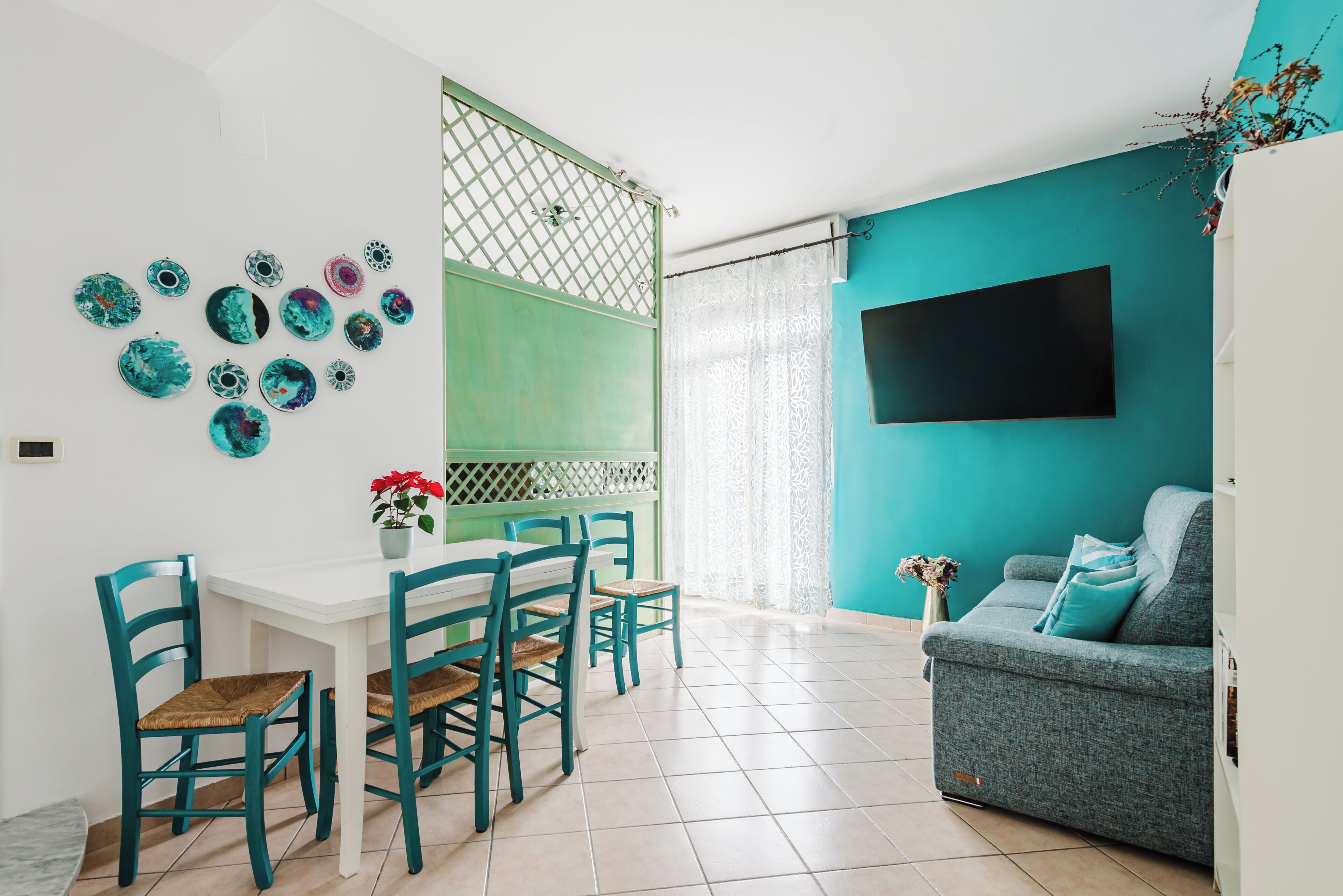 Leilighet – deluxe, havutsikt, ved strandkanten | Oppholdsområde | En 40-tommers smart-TV med digitale kanaler samt PC-skjermer og printere