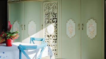 Deluxe-Apartment, Strandblick | Zimmersafe, individuell dekoriert, individuell eingerichtet