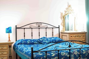 Departamento Deluxe, frente al mar | Caja de seguridad en la habitación y decoración personalizada 