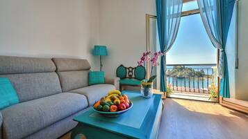 Deluxe-Apartment, Strandnähe | Zimmersafe, individuell dekoriert, individuell eingerichtet