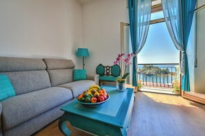 Deluxe Apartment, Beachfront | In-room safe, individually decorated, individually furnished - Cohen Smart House (Taormina)