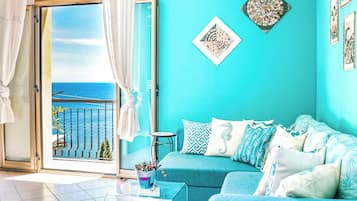 Deluxe-Apartment, Meerblick, Strandnähe | Wohnbereich | 40-Zoll-Smart-TV mit Digitalempfang, Computerbildschirme, Drucker