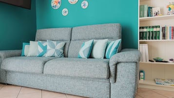 Appartement Deluxe, vue océan, en front de plage | Coin séjour | TV connectée de 40 pouces avec chaßnes numériques, écrans d'ordinateur