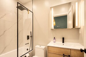 Een douche, een haardroger, handdoeken