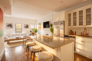 Fridge, microwave, stovetop, dishwasher - Madison II by StayHaus | Full-floor Flatiron 2BR (New York)