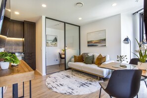 Smart TV, books, stereo, offices - ⭐ Honeycomb by Homello ⭐ | Brand New Furnishings | Central Auckland Stay (Auckland)