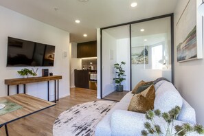 Smart TV, books, stereo, offices