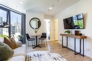 Smart TV, books, stereo, offices - ⭐ Honeycomb by Homello ⭐ | Brand New Furnishings | Central Auckland Stay (Auckland)