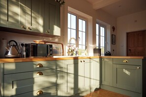 Cottage | Private kitchen | Dishwasher, cookware/dishes/utensils - The White House, Riverside Retreat (Norwich)