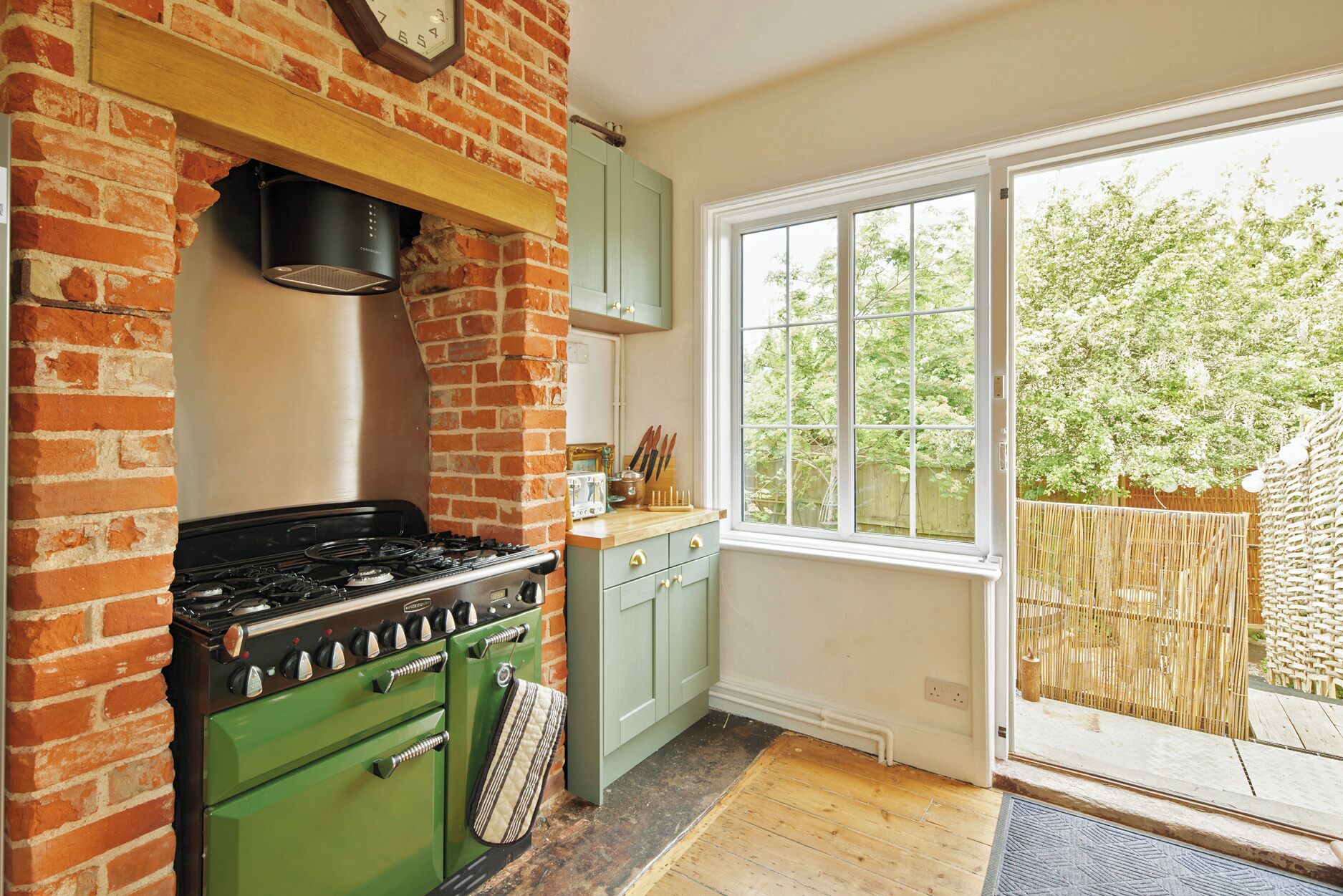 Cottage | Private kitchen | Dishwasher, cookware/dishes/utensils