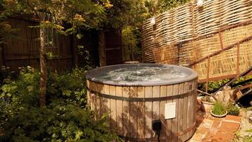 Cottage | Outdoor spa tub