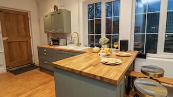 Dishwasher, cookware/dishes/utensils