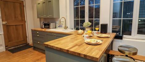 Lave-vaisselle, batterie de cuisine, vaisselle et ustensiles