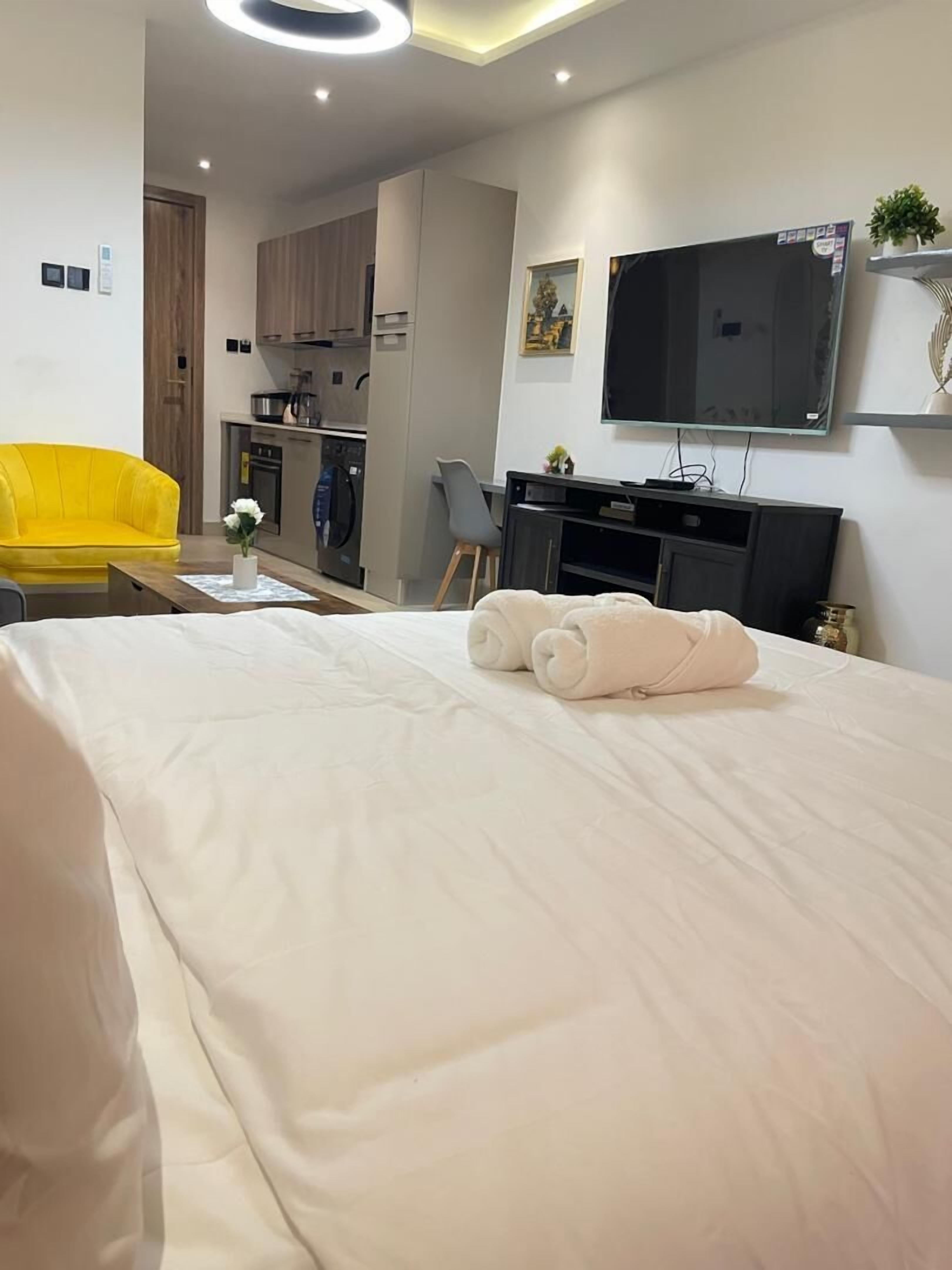 Monolocale Deluxe, 1 letto queen, balcone | Una scrivania, postazione laptop, ferro/asse da stiro, Wi-Fi gratuito