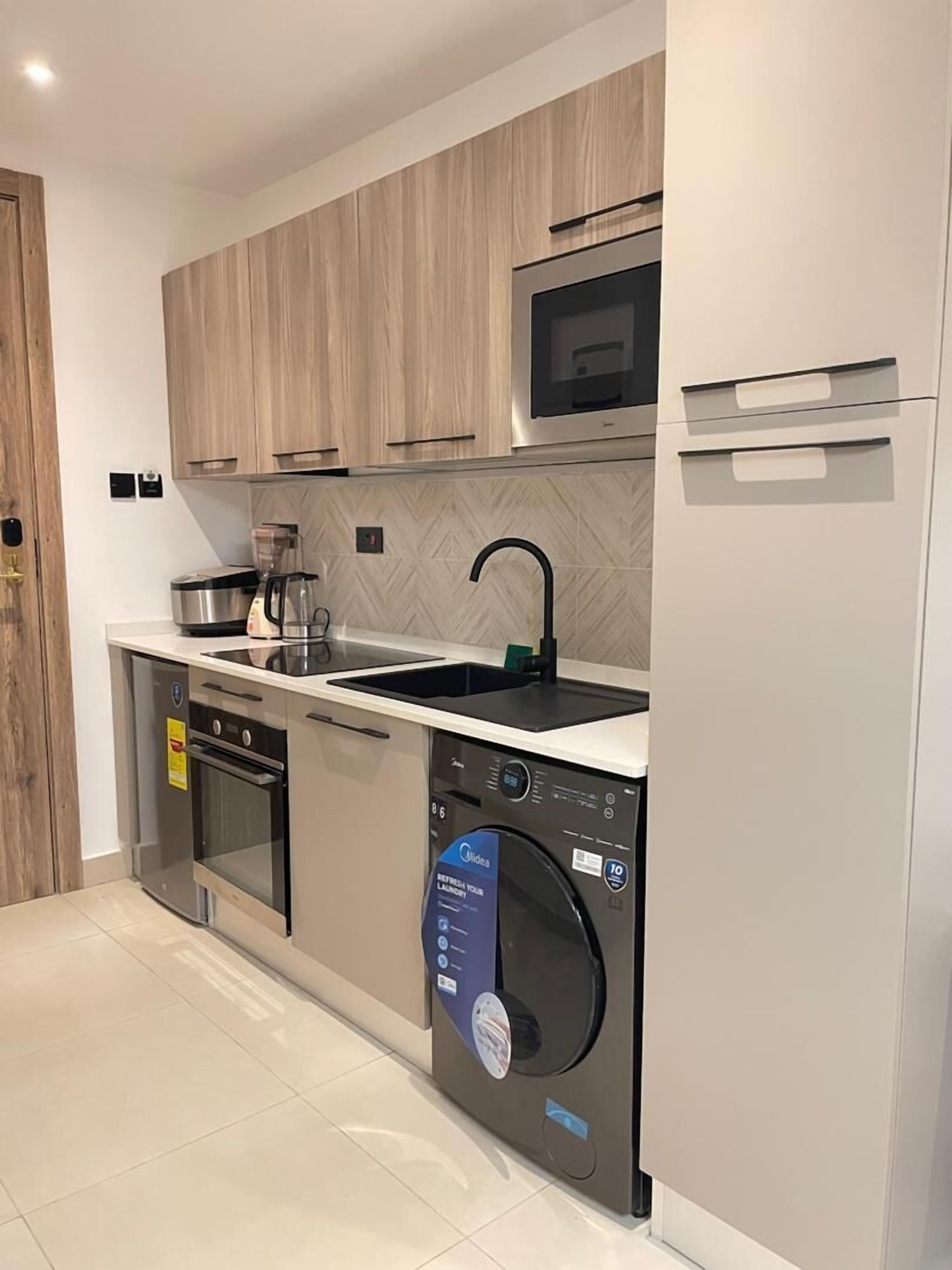 Deluxe Studio, 1 Queen Bed, Balcony | Private kitchen | Mini-fridge, microwave, oven, stovetop