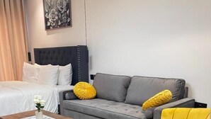 Studio – deluxe, 1 queensize-seng, balkong | Oppholdsområde