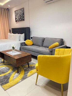 디럭스 스튜디오, 퀸사이즈침대 1개, 발코니 | 거실 공간