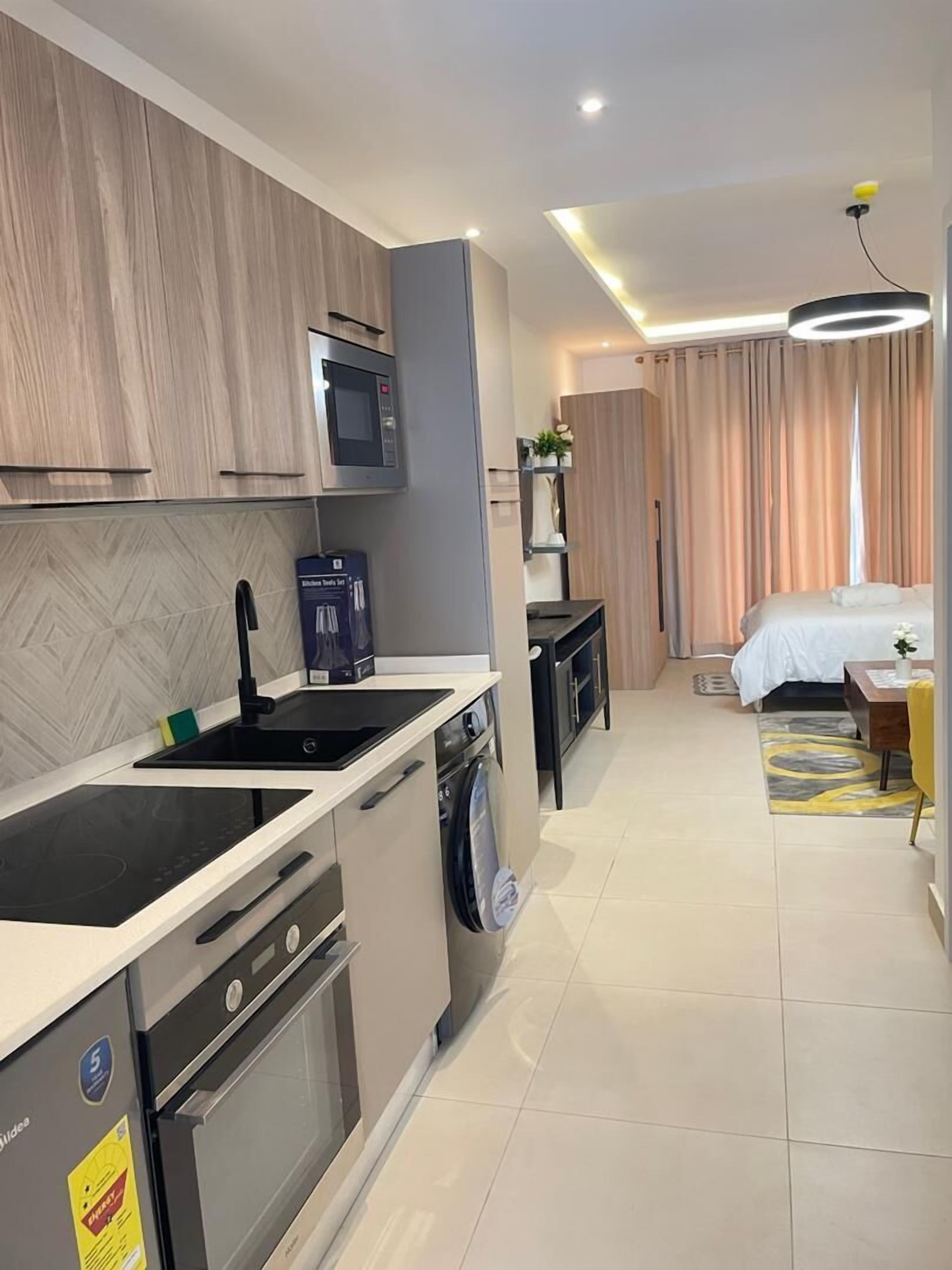 Deluxe Studio, 1 Queen Bed, Balcony | Private kitchenette | Mini-fridge, microwave, oven, stovetop