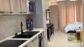 Studio – deluxe, 1 queensize-seng, balkong | Eget tekjøkken | Minikjøleskap, mikrobølgeovn, ovn og kokeplater