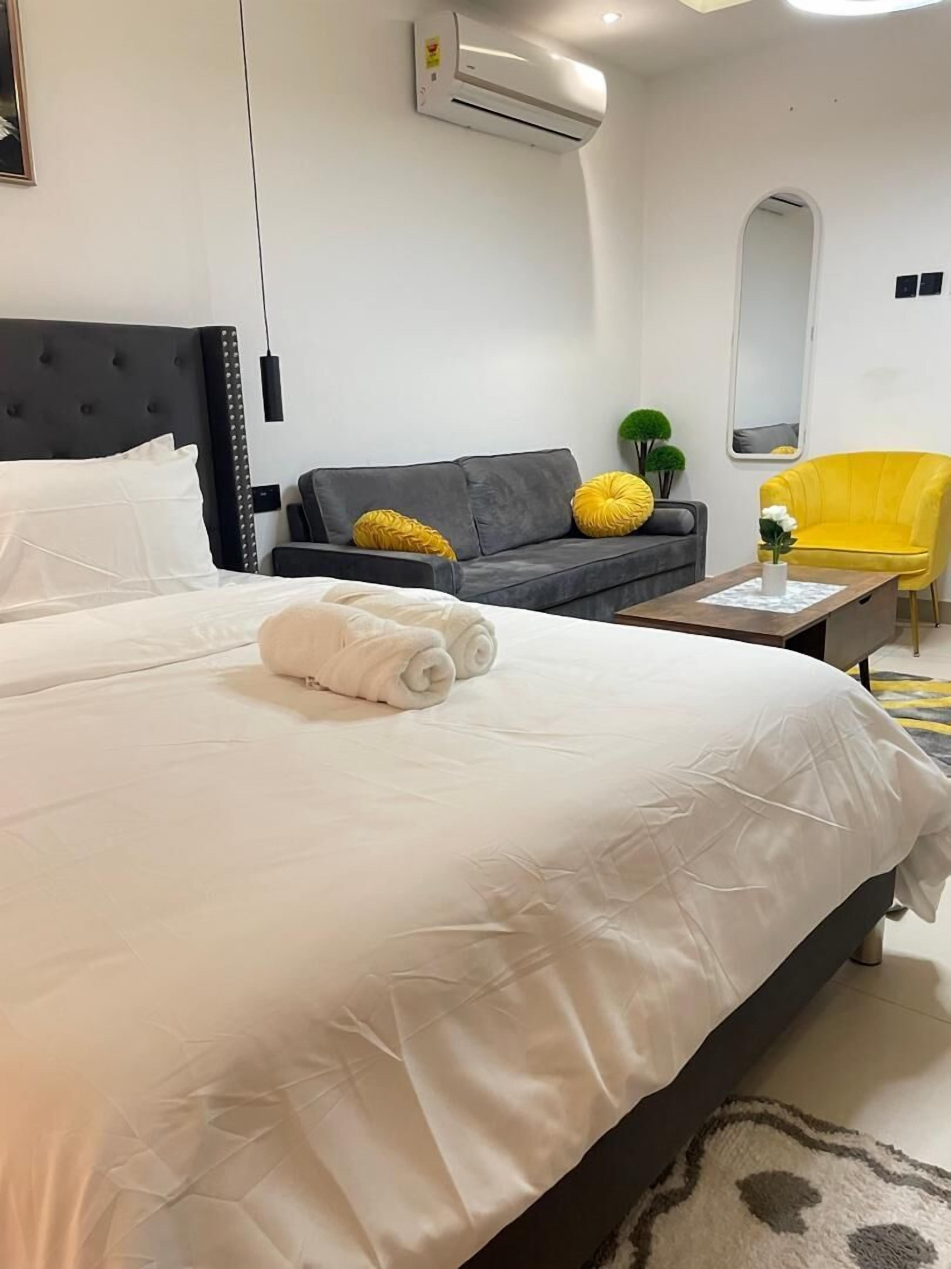 Studio – deluxe, 1 queensize-seng, balkong | Skrivebord, skrivebord for bærbar PC og strykejern/-brett