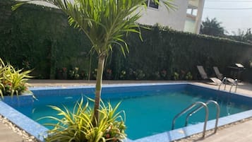 Una piscina al aire libre