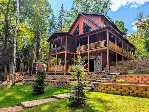 Northwoods Bliss: Waterfront 3BR/3BA Lakehouse with Charm and Stunning Views