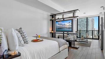 Tabla de planchar con plancha, wifi y ropa de cama