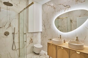 Dusche, Haartrockner, Handtücher, Shampoo