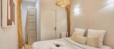 Iron/ironing board, travel cot, WiFi, bed sheets