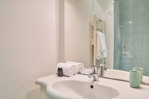 Hair dryer, towels, shampoo - Spacious Studio Sacre Coeur-Montmartre (Paris)